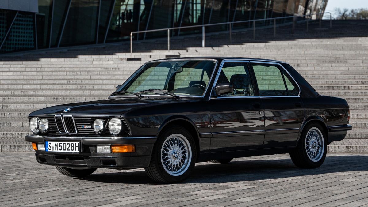 БМВ М5 Е28.