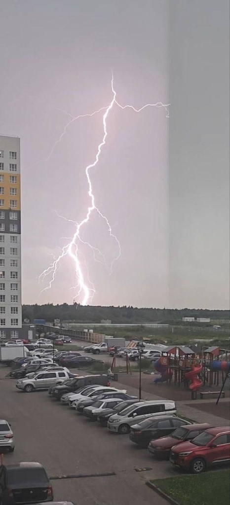 Жители Твери поймали в объектив самую красивую молнию