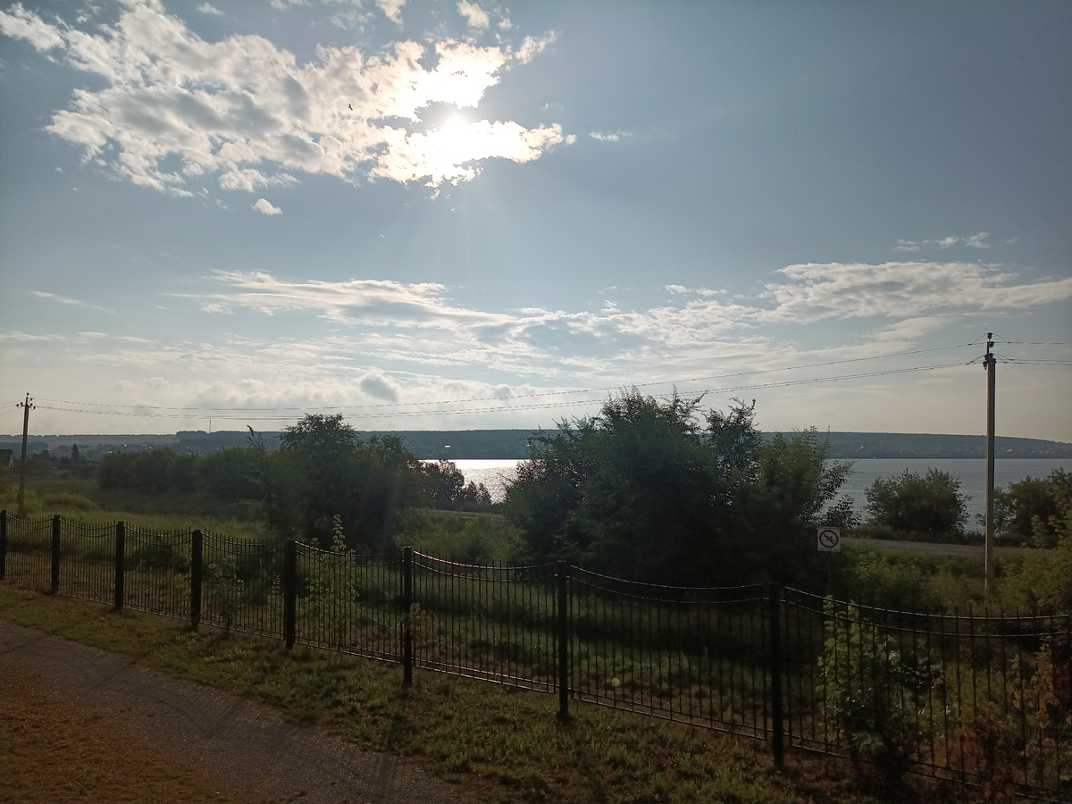 На том берегу расположен посёлок, ранеше туда ходил паром, примерно с этого места