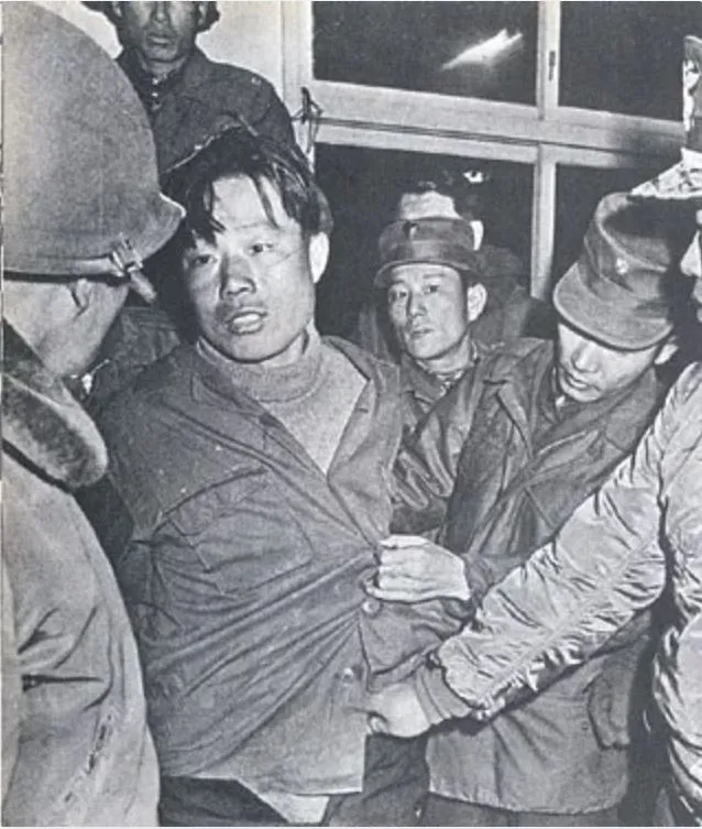 Ким Син До - один из пленных, которого удалось захватить в ходе инцидента. Второй, Пак Джэ Гён смог вырваться и сбежать в КНДР
