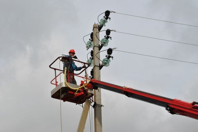 Тверские энергетики восстанавливают повреждения электросетей после грозы