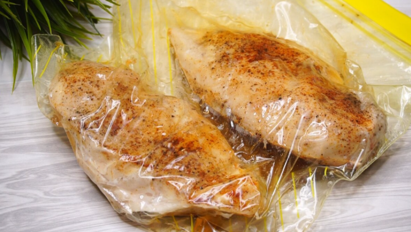 Кладу мясо в пакет и на замену колбасе готовлю куриную грудку, сочную и нежную