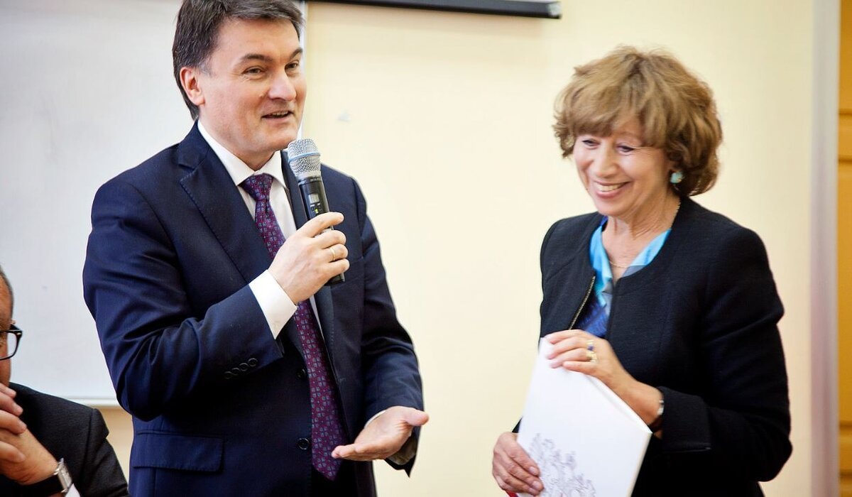 Юрий Петрович Зинченко, декан факультета психологии МГУ, поздравляет Елену Теодоровну с юбилеем (70-ти летием), фото 2015 года опубликовано на сайте психфака МГУ