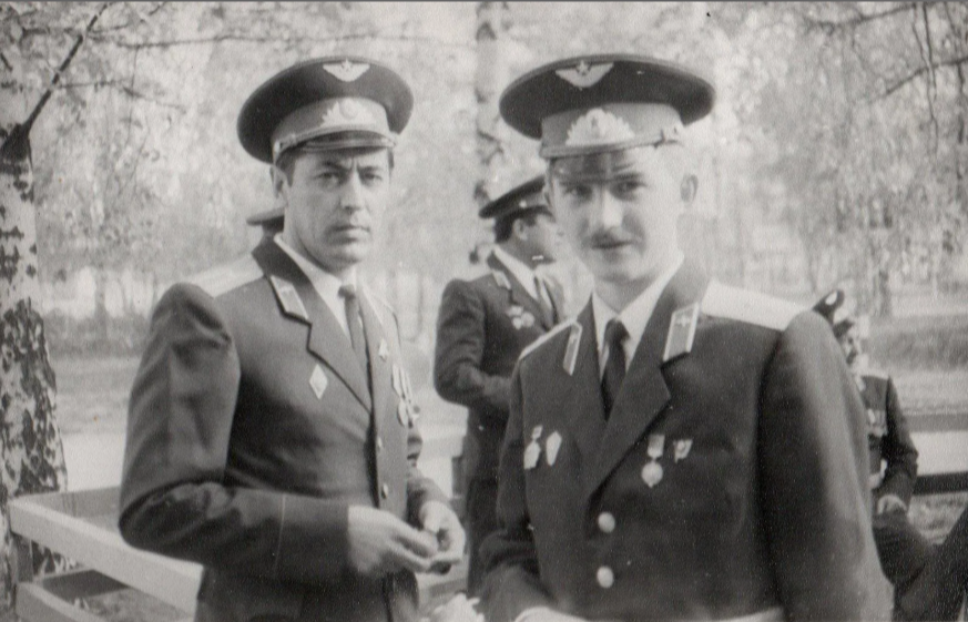 Служба в ОБС и РТО полётов. На фото замполит батальона майор Алескеров Гидаят Сардар-Оглы и Гаврилов Владимир Анатольевич (в молодости).