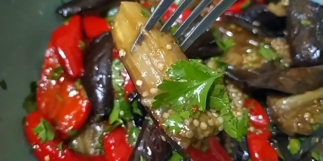 Салат из запеченного перца и баклажана