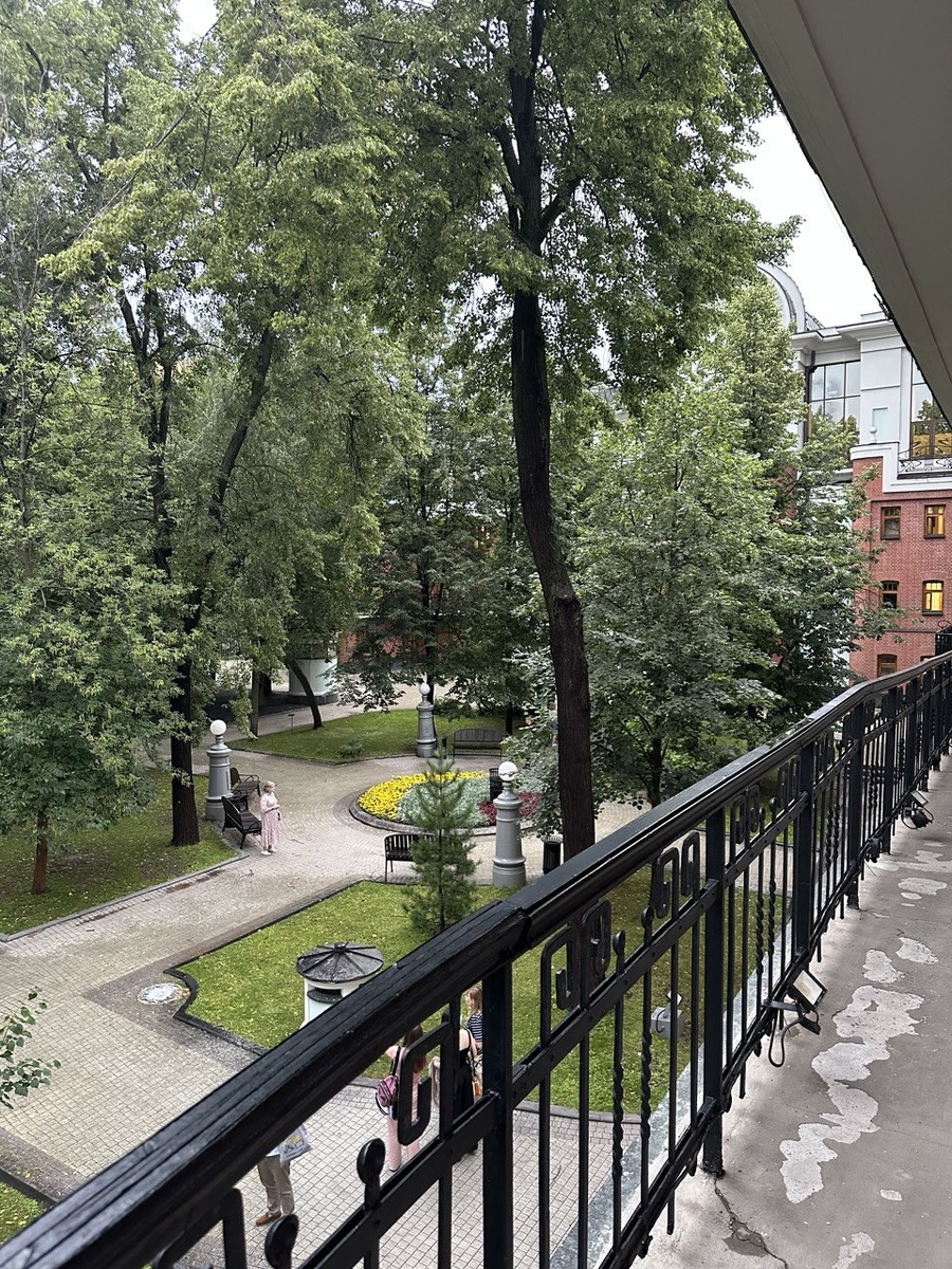 Вид с балкона Новой оперы. Сад Эрмитаж. Фото автора.