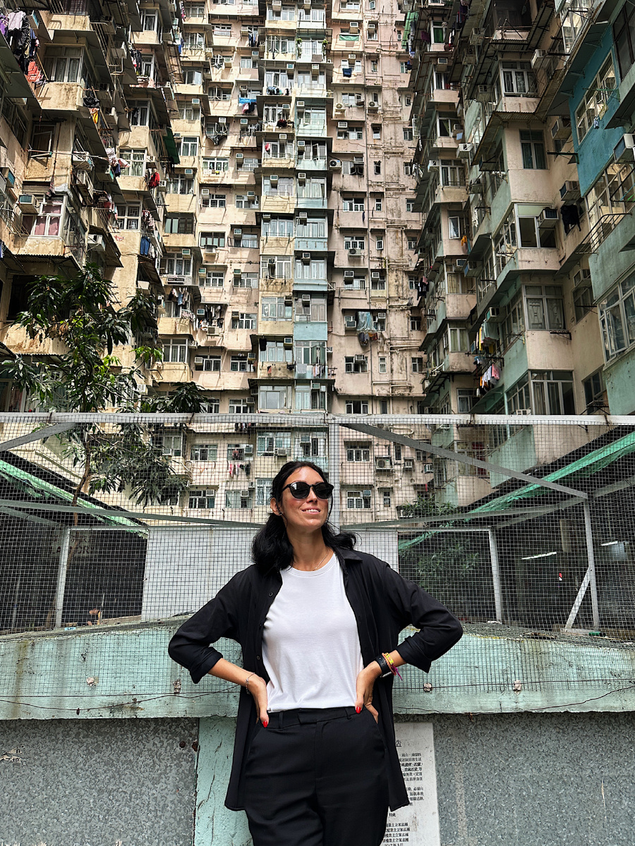 Во дворе Здания-монстра