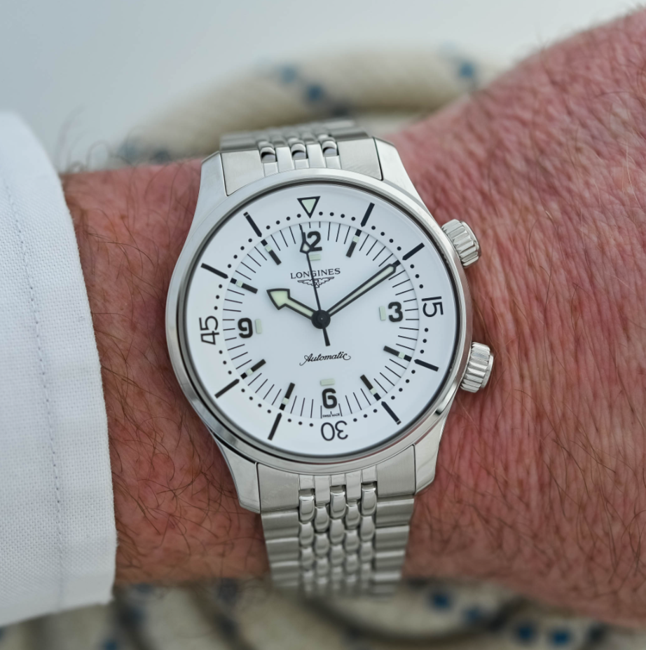 Основные характеристики:

Диаметр: 39 мм, толщина: 12,7 мм
Корпус из нержавеющей стали с комбинированной отделкой (матовая и полированная)
Конструкция в стиле компрессор с двумя заводными головками
Сапфировое стекло
Закрытая задняя крышка
Водонепроницаемость до 300 м
Белый циферблат с черными метками, цифрами и стрелками с Super-LumiNova
Вращающийся внутренний безель с управлением через заводную головку
Автоматический калибр L888.6, 25 200 полуколебаний в час, 72 часа запаса хода
Браслет из 7 рядов «зернышек риса» с раскладывающейся застежкой
Цена: 3 750 евро