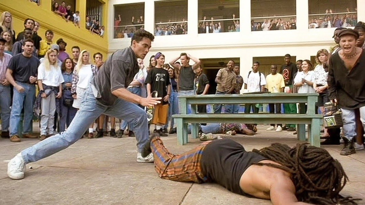 Кадр из х/a "Только сильнейшие". Герой Марка Дакаскоса расправляется с хулиганом. 