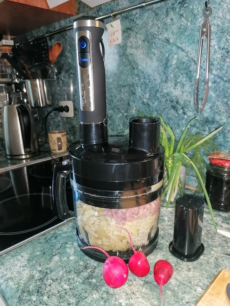 Ещё немного, и окрошка будет готова