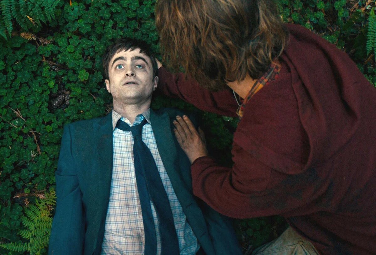 Дэниел Рэдклифф играет труп Мэнни.