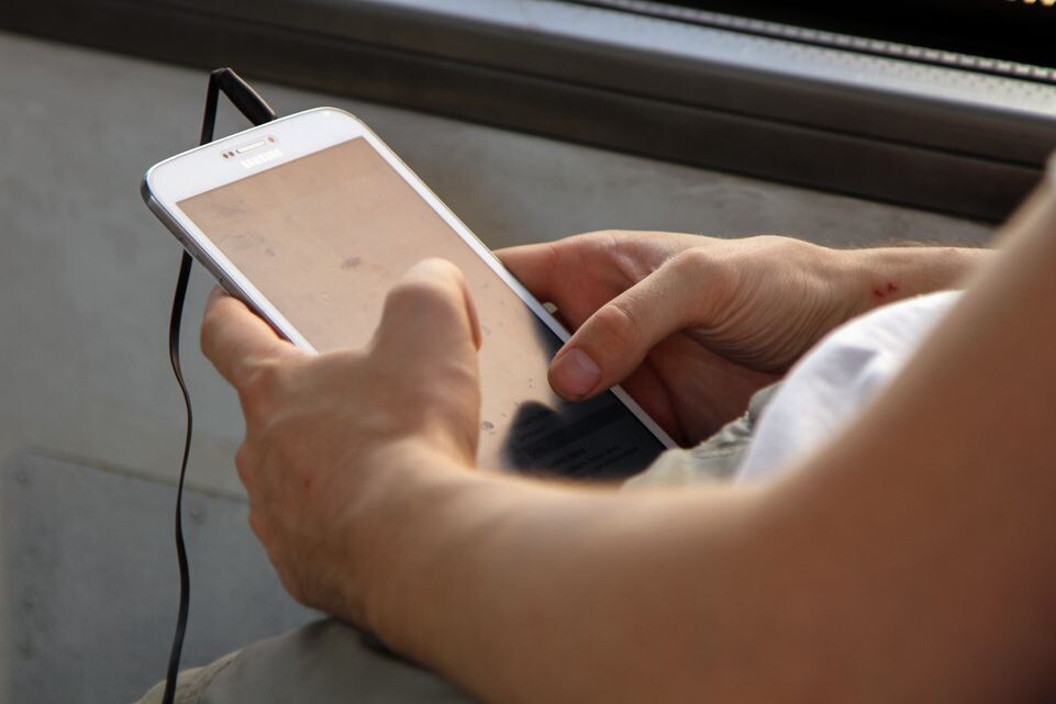    Мужчина слушает музыку в смартфоне / Медиасток.рф