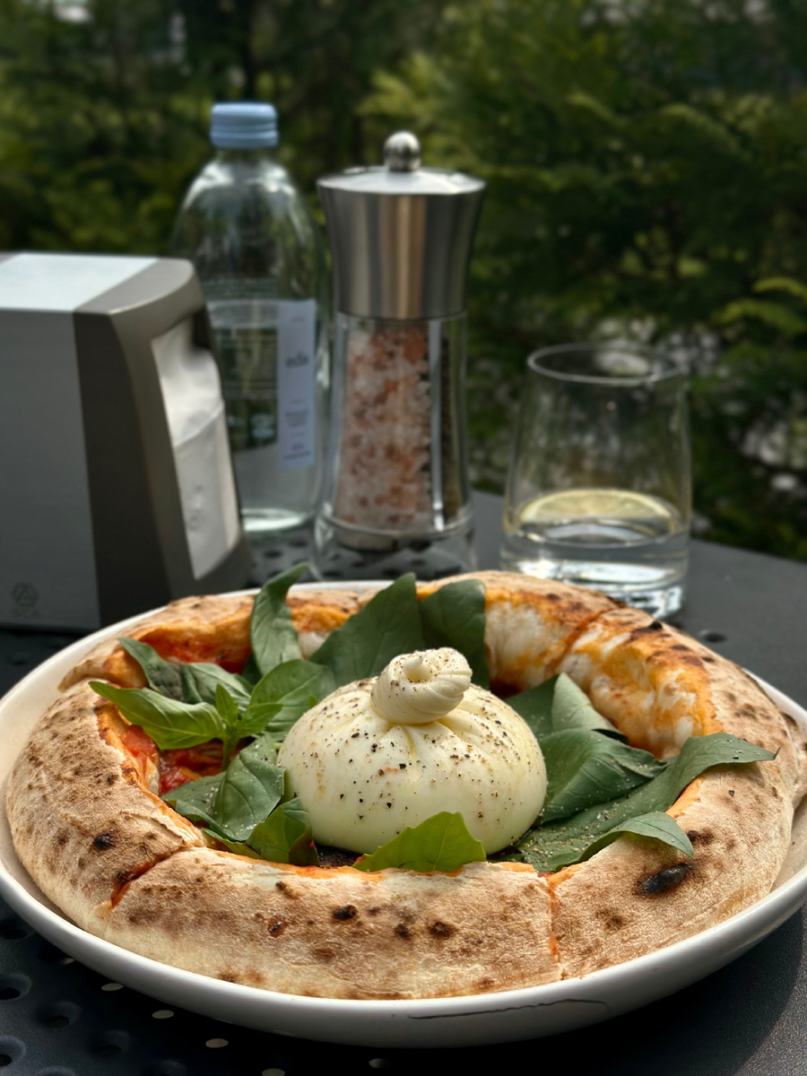 Пицца с бурратой в The Sun terrace