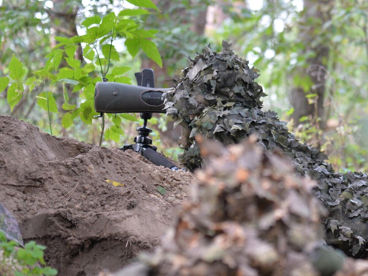    Военнослужащий ВС РФ наблюдает за позициями противника в Харьковской области© РИА Новости / Виктор Антонюк