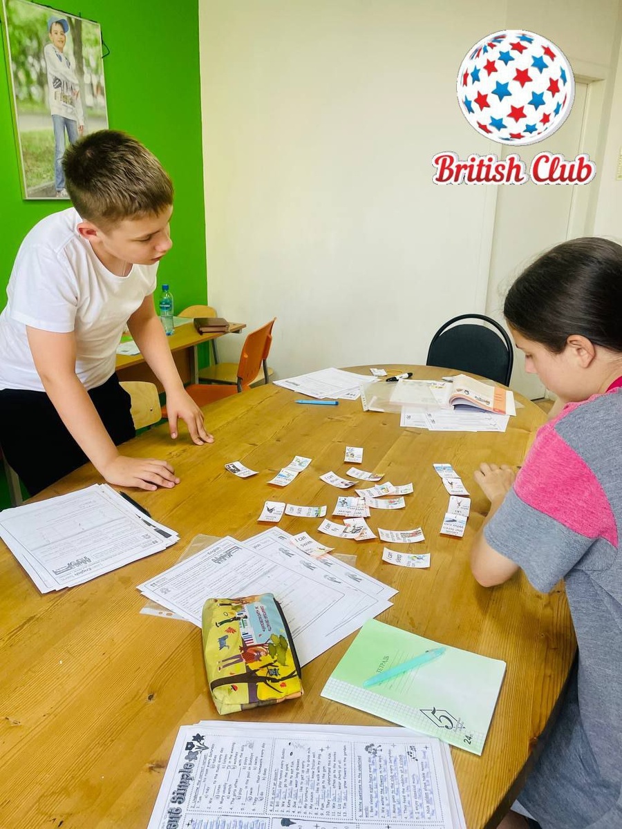 Так что, если вы хотите, чтобы ваш ребенок также стал частью этого яркого и весёлого приключения, не стесняйтесь соглашаться! Присоединяйтесь к нам в БРИТИШ КЛАБ, и вместе мы откроем двери в удивительный мир английского языка! Просто позвоните по номеру 350-666 или 89625880668 и запишитесь на наше следующее занятие. Уверены, что ваши дети обязательно запомнят эти уроки надолго!