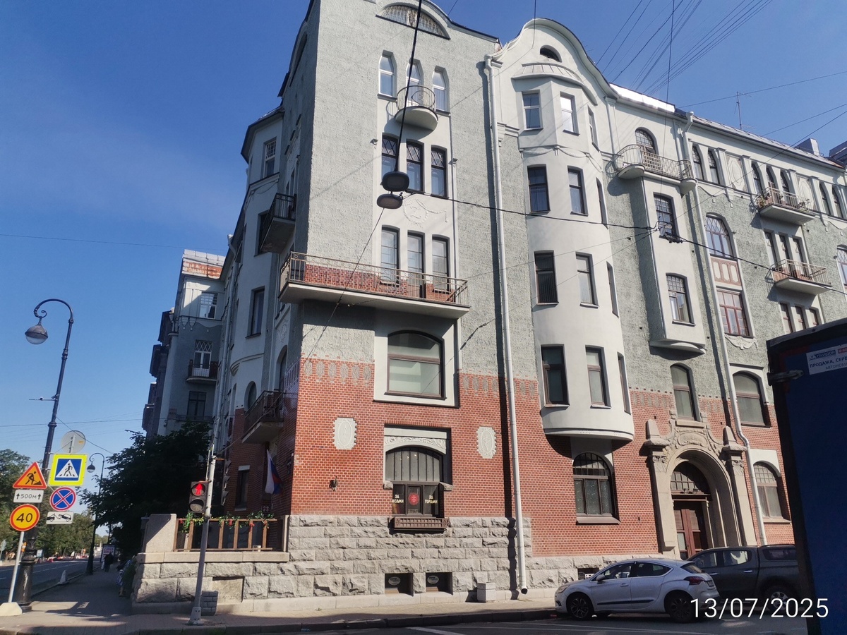 В этом здании, крылечко с угла