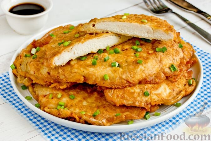 куриное филе, яйца, соус соевый, мука, чеснок, масло подсолнечное, соль, перец чёрный молотый