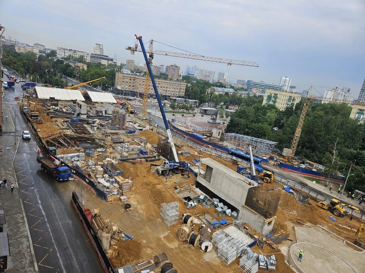 📷 1.1: Западный (пересадочный) вестибюль. Армируются стены ещё двух наземных сооружений. Начато благоустройство.