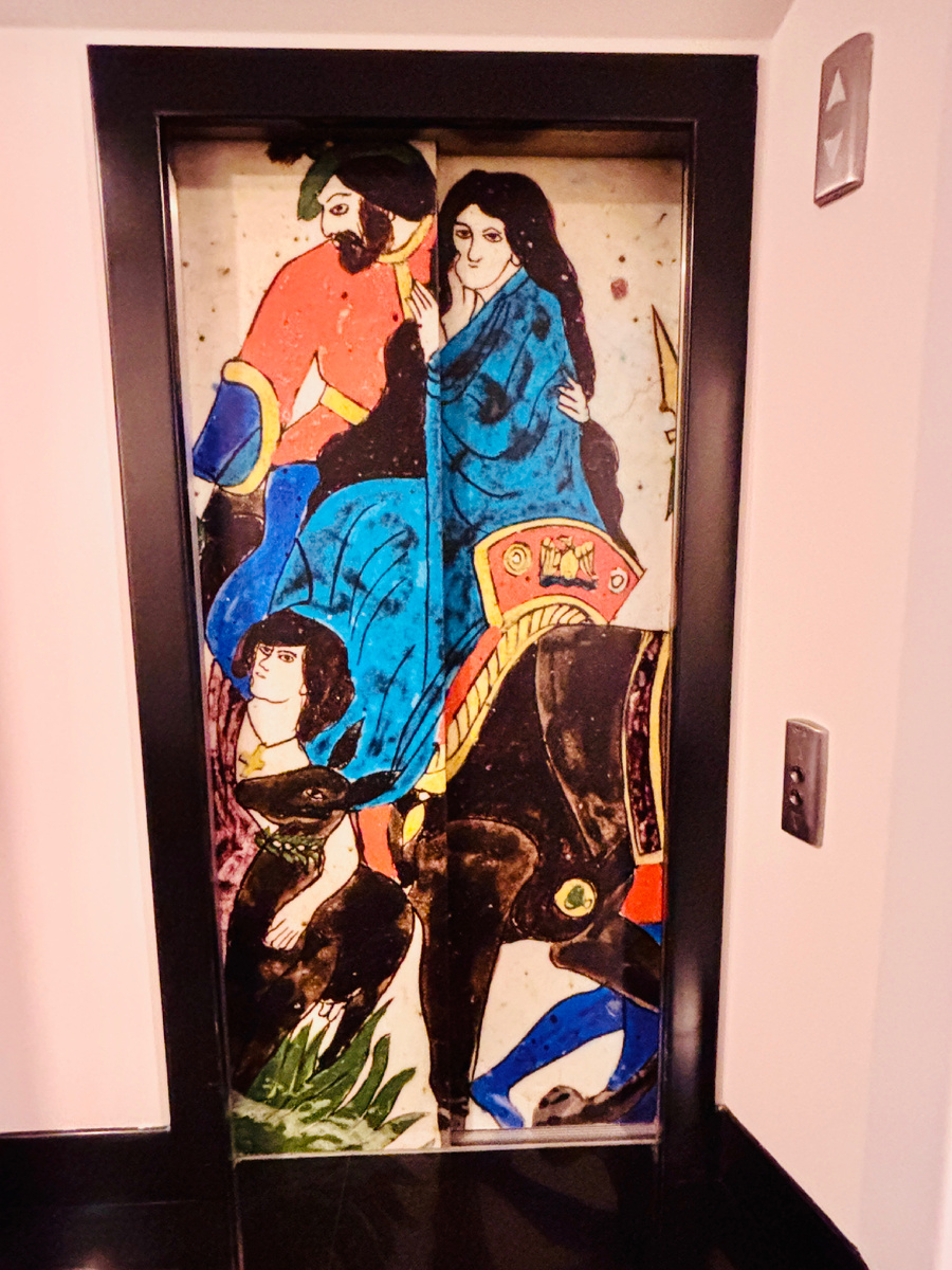 Красиво и тематически украшены даже двери лифтов