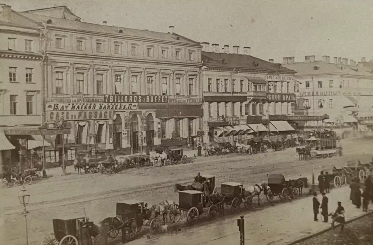 Конка на Невском проспекте напротив Гостиного двора. Фото сделано между 1867 и 1870 годами.