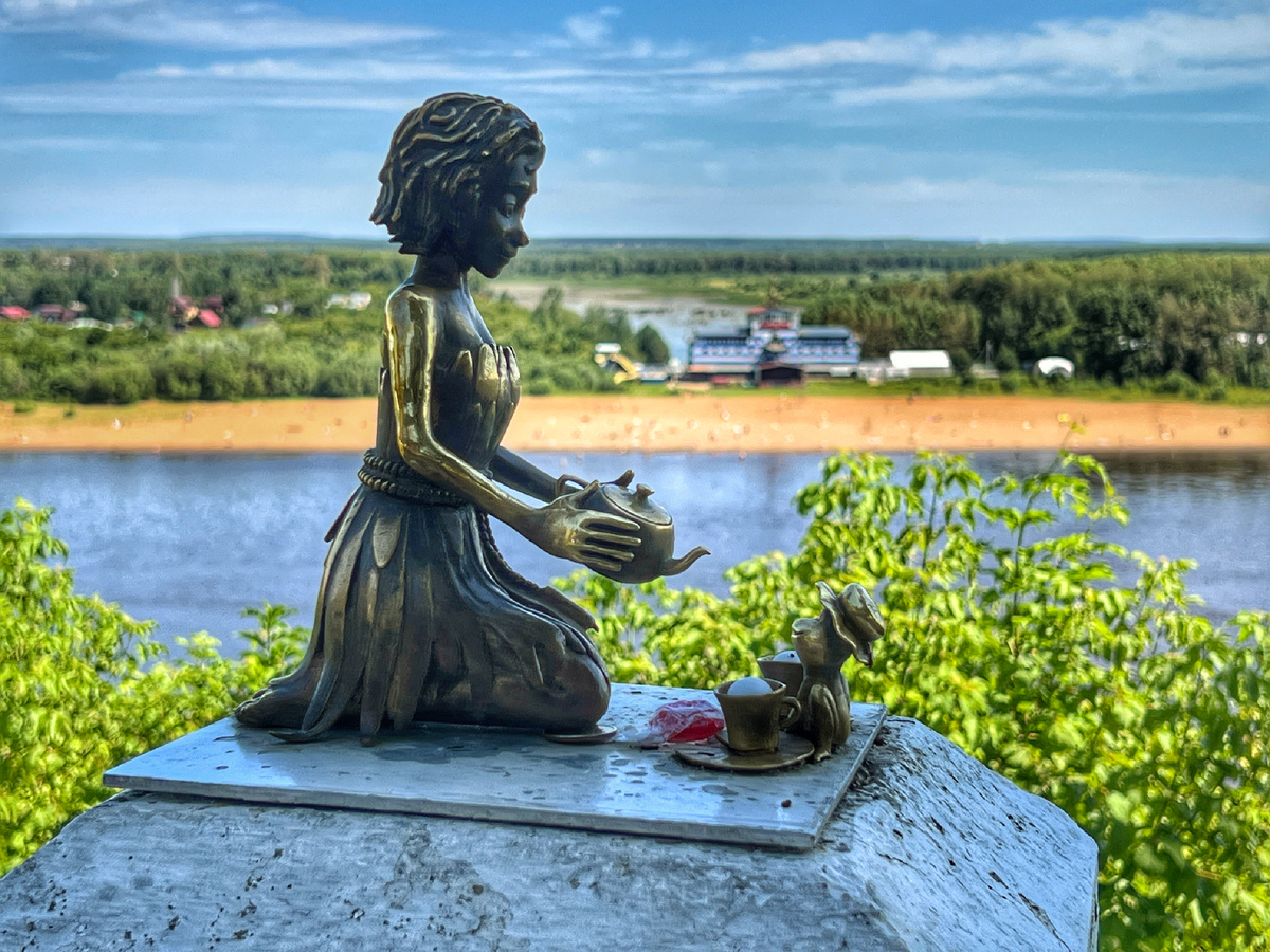 Маленькая скульптура на набережной. Киров. Фото автора 