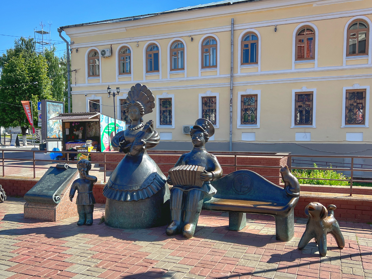 Скульптурная группа у театра кукол. Киров. Фото автора 