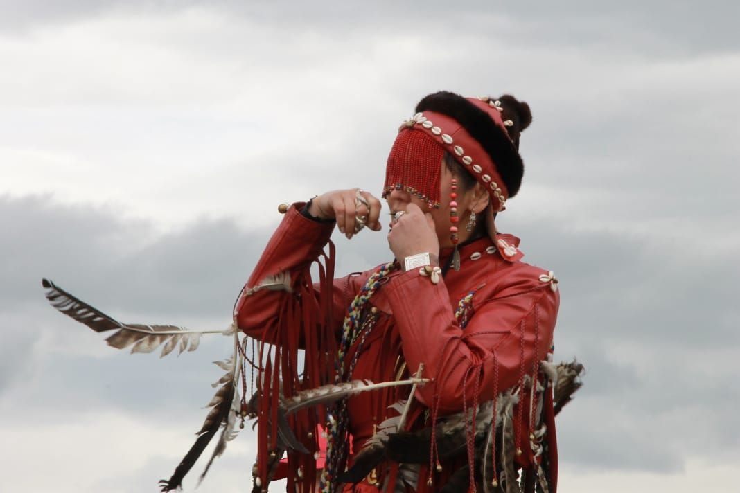 Во время камлания шаман часто закрывает лицо, чтобы лучше видеть духов