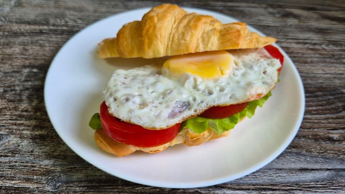 Круассан с яйцом и помидорами