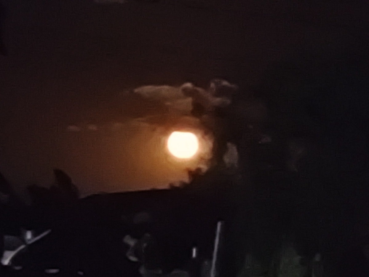 Огромная и яркая