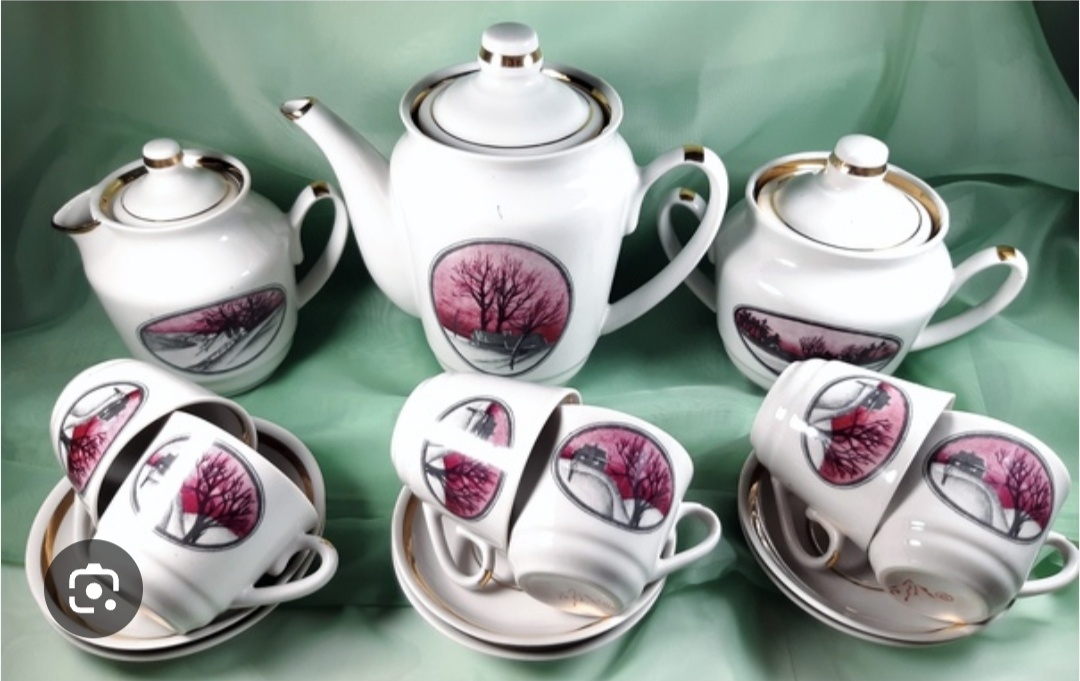  Так полный сервиз выглядит. Рисунки на предметах отличаются. И фирменный стиль Городницы - сливочник с крышкой!