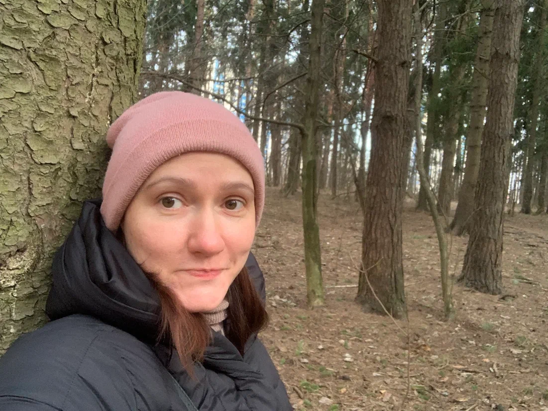 Фото март 2025, уже видно как похудело лицо, но дело не только в зарядке, но и в питании.