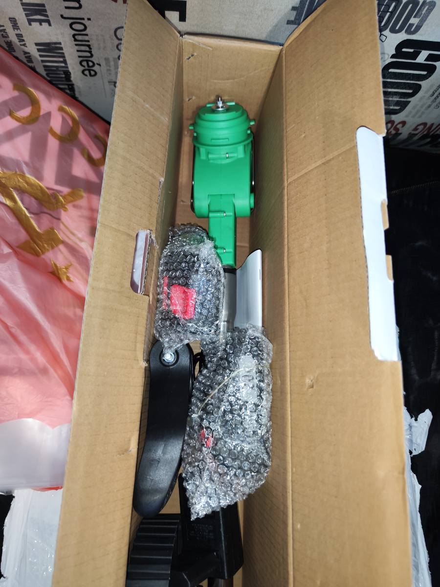 Триммер аккумуляторный в разоброннам виде. Стоимость 3600 рублей 