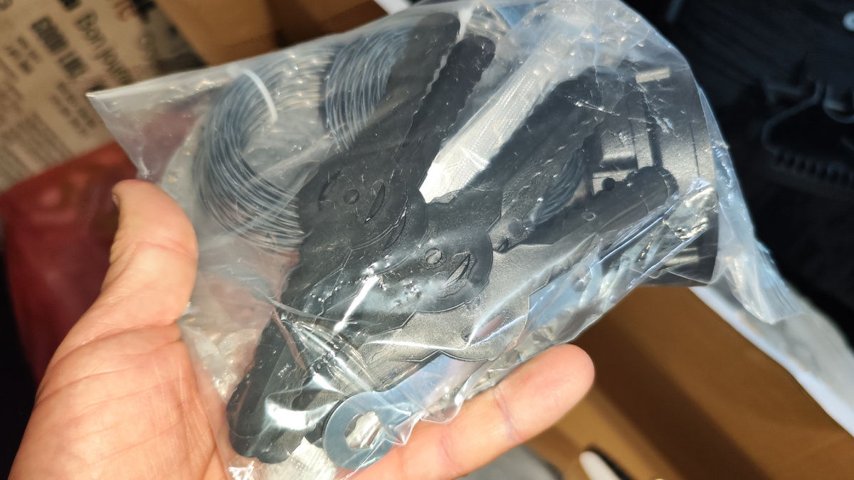 Леска, ножи пластиковые, ножи металлические и ключ для сборки триммера