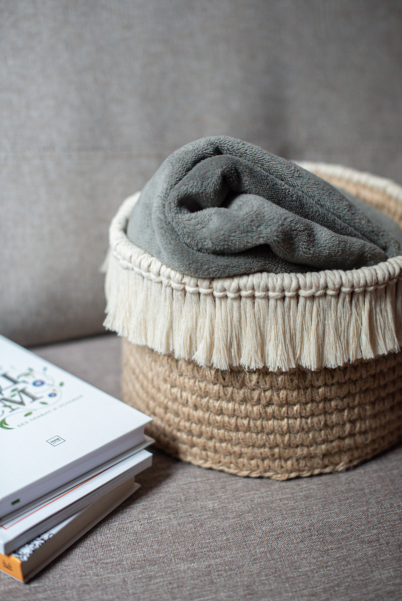 Корзина из джута с бахромой в интерьере