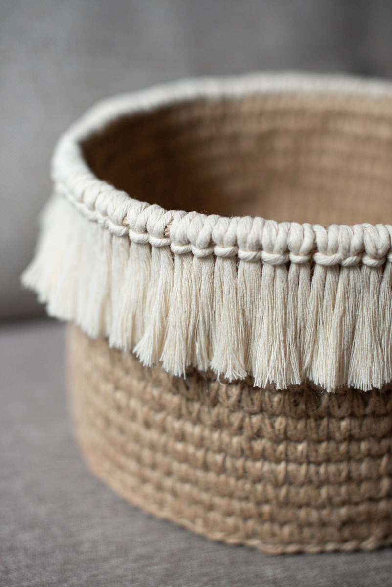 Корзина из джута с бахромой 