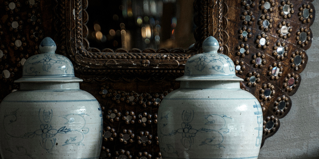Восточная классика: как крупные вазы формируют интерьер