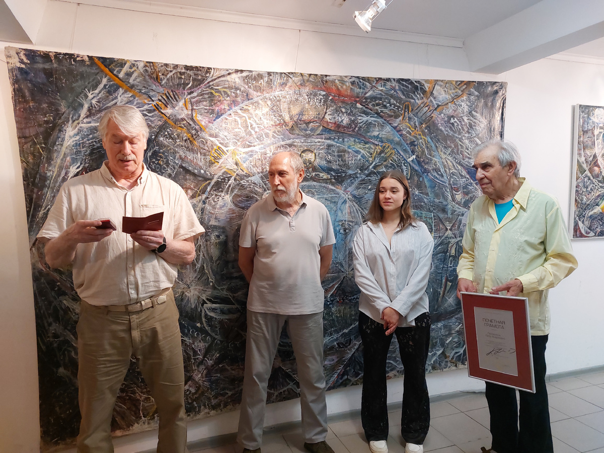 В день рождения, на открытии персональной выставки Петру Андреевичу Пекленкову вице-президент Творческого союза художников России, Акимов Константин Васильевич вручает Золотую медаль ТСХР за заслуги и творческие достижения в искусстве.