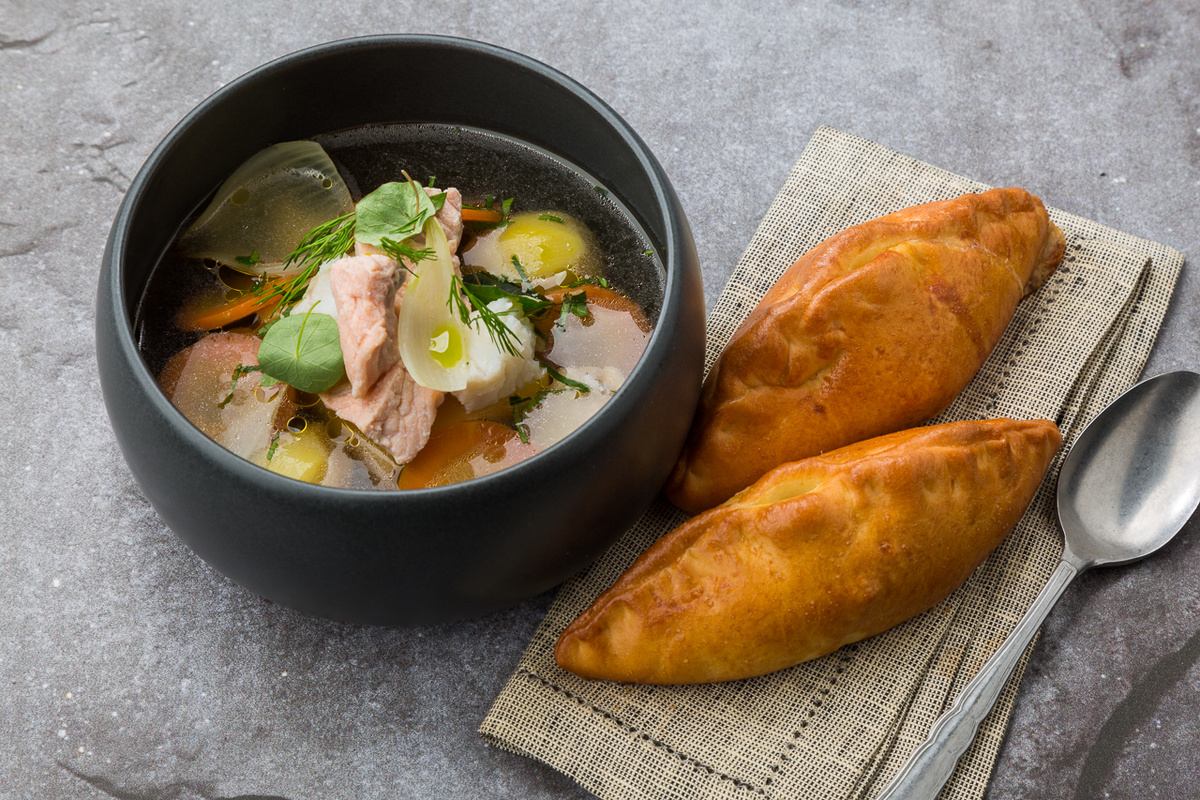 "Ловил я много разных рыбок, я знаю клёвые места.
Где море девичьих улыбок, поймать чего-то — как с куста."(с) Фото: spb.restoran.ru