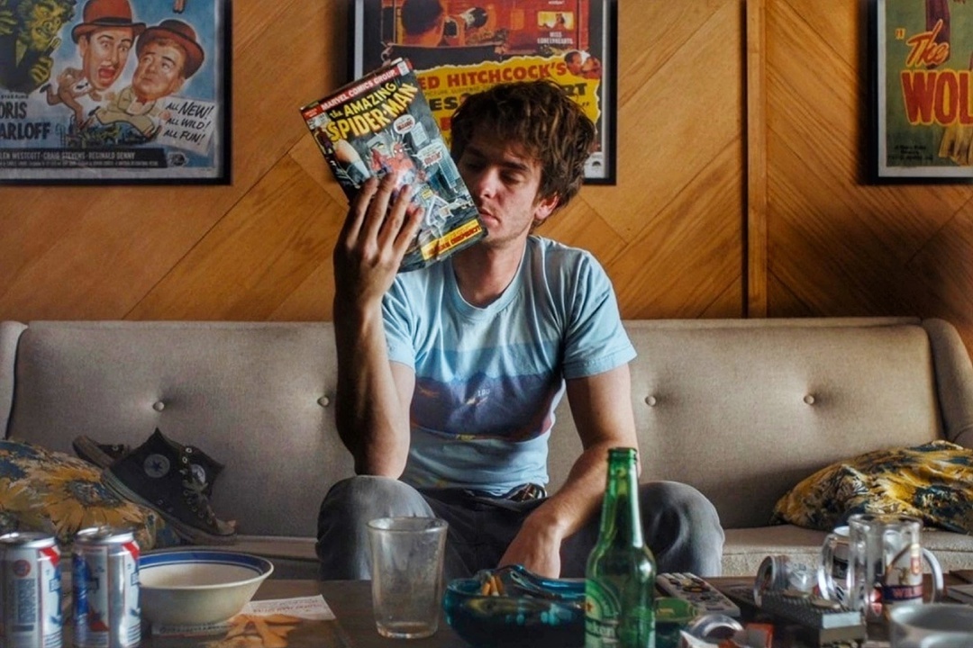 кадр из фильма «ПОД СИЛЬВЕР-ЛЭЙК» с Эндрю Гарфилдом