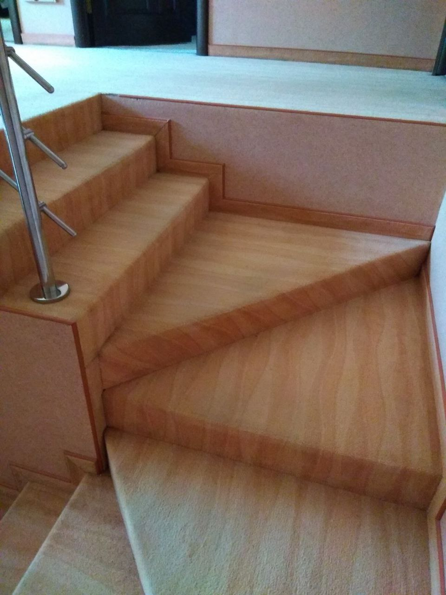 Бетонная лестница покрытая ковролином.