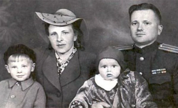 Юра с сестрой и родителями