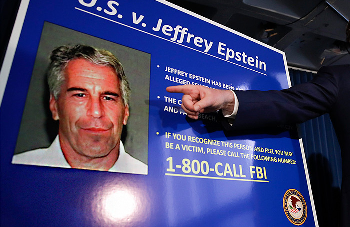    Джеффри Эпштейн (на плакате). Архивное фото.Jason Szenes/EPA/ТАСС