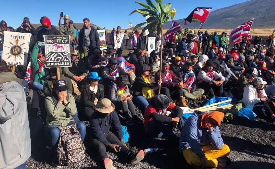 Иллюстрация:  фото протестов против строительства TMT на Гавайях.