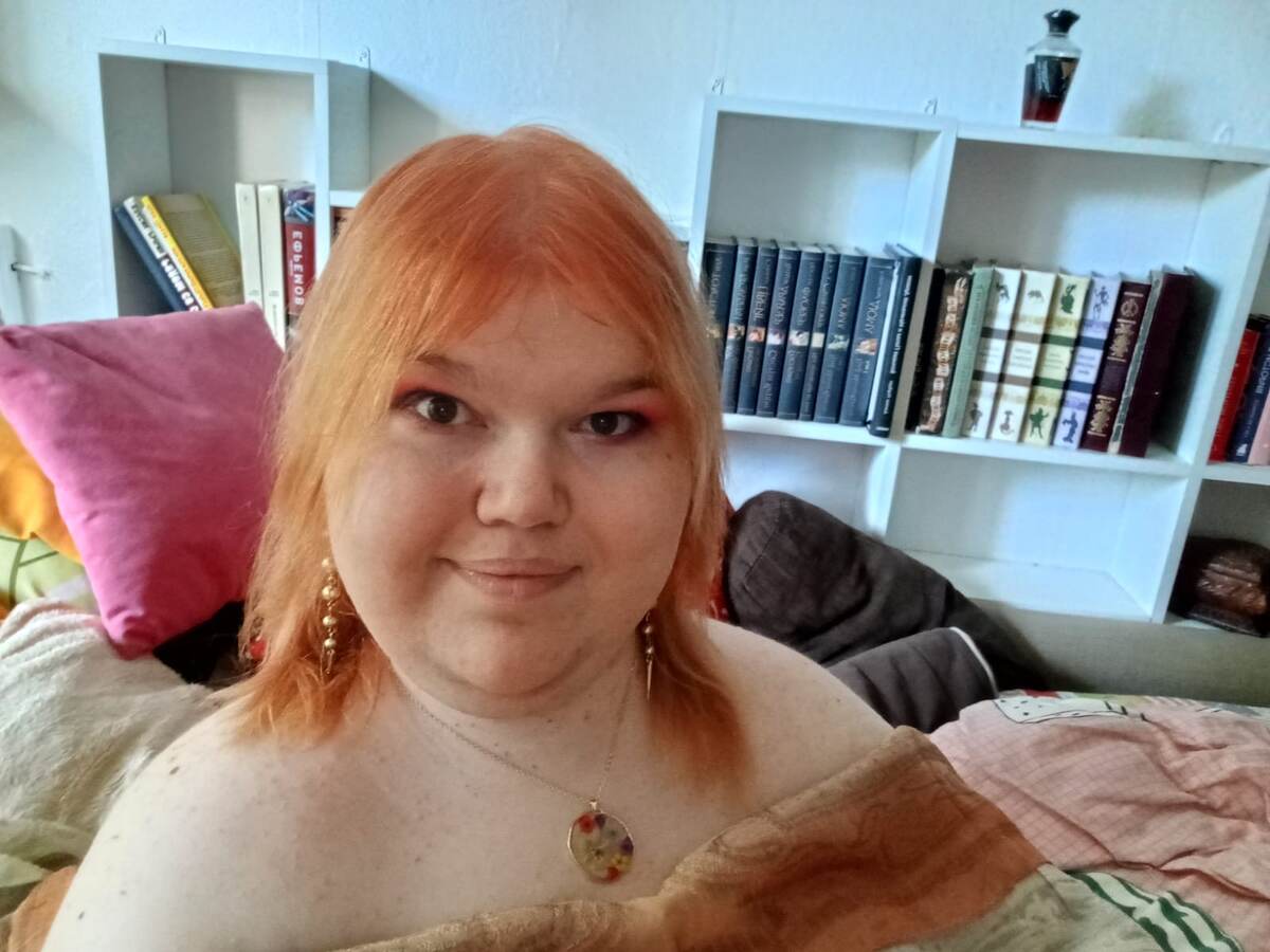 Это я на днях такая была перед встречей с риелтором. Интригантка, мошенница и обманщица в одном лице.)) Опасная женщина!))