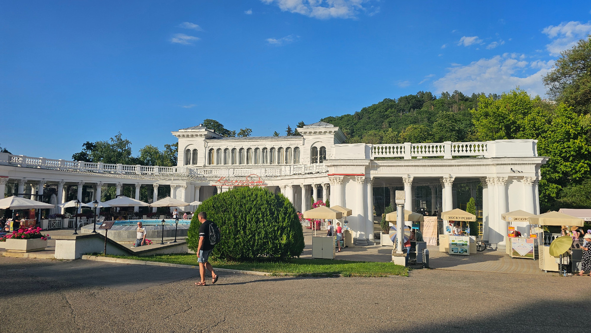 И вход красивый, и парк классный