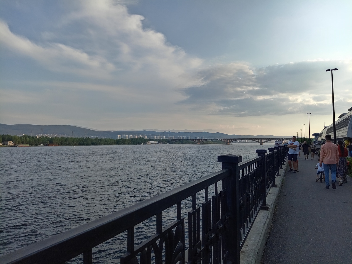 Набережная, вдалеке Коммунальный мост.