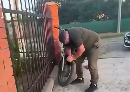    Сотрудник ТЦК обеспечил "тишину" в селе, проколов колёса мотоциклам, по приказу своей матери