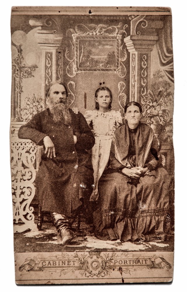 Фотограф А.М.Добринский.
Был фотографом в Бирске, но есть данные, что он жил в Елабуге. В 1898 году Александр Михайлович мог снимать на Малмыжской в доме Сарвирова в Елабуге. В моих семейных фотографиях есть ещё одна фотография Добринского из Елабуги.