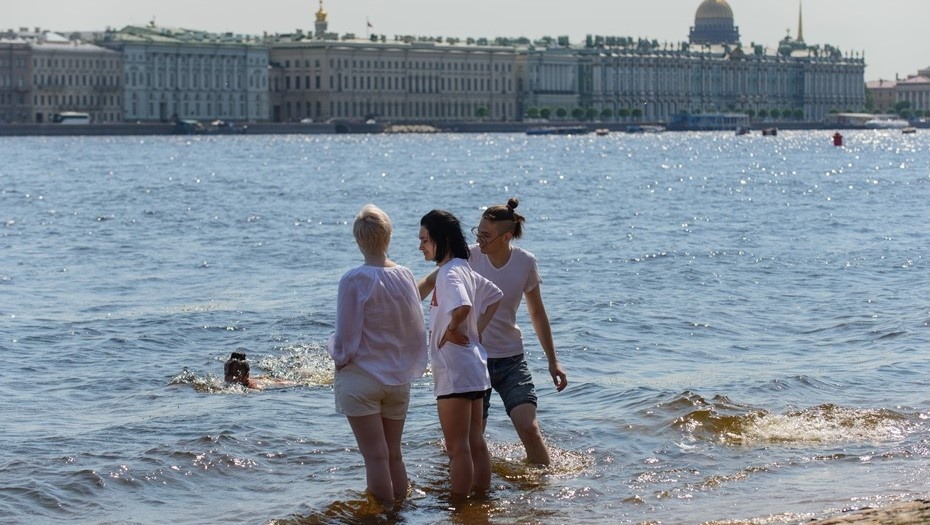    Туристы и горожане у Петропавловской крепости в жаркую погоду. Автор фото: Ермохин Сергей/ДП
