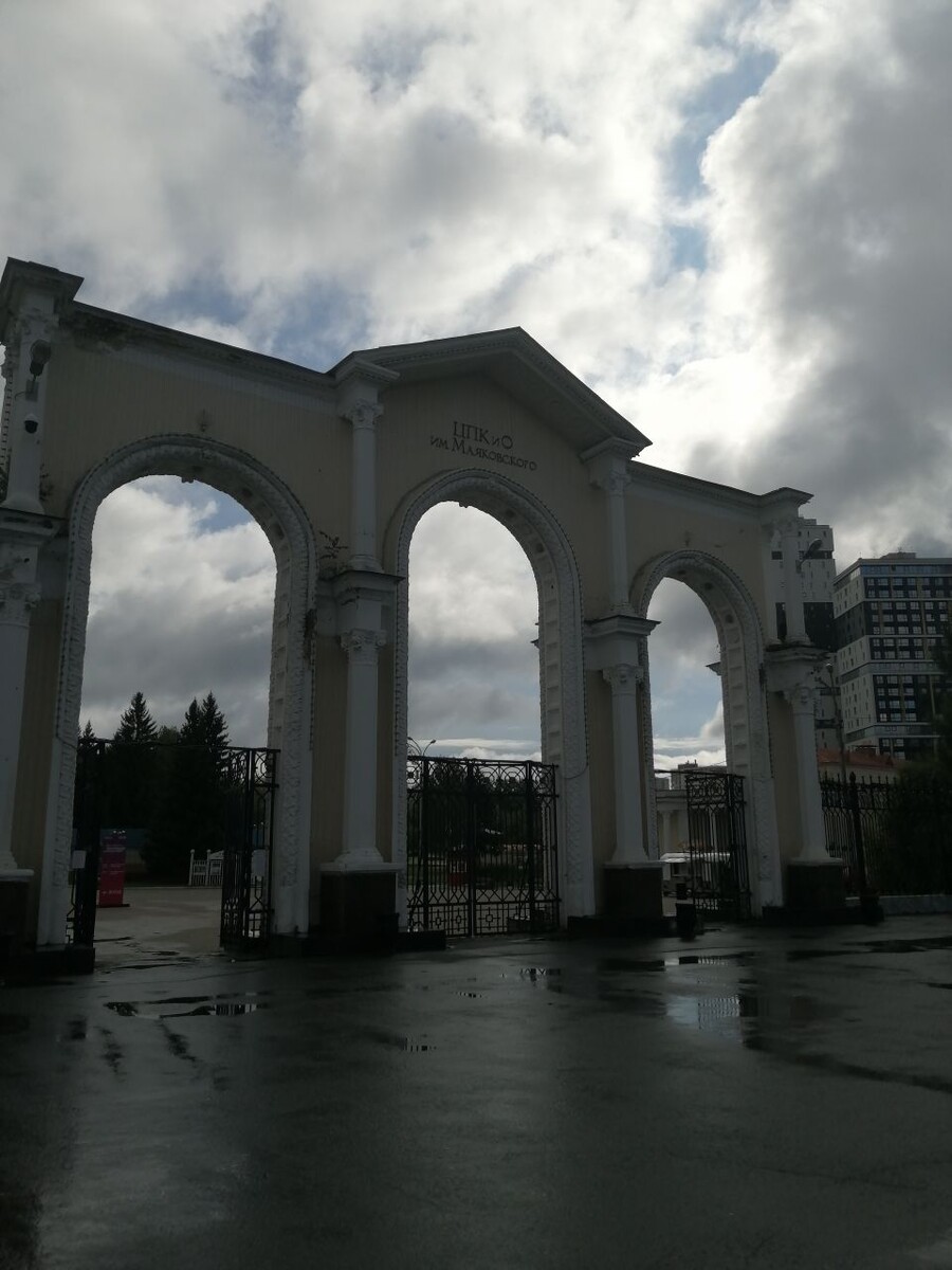 Вход в парк Маяковского. Сейчас искала фото и уже забыла, что в начале сентября была совсем не летняя погода. У нас же в это время август ещё свои права не сдал. А тут уже дождливая осень. 